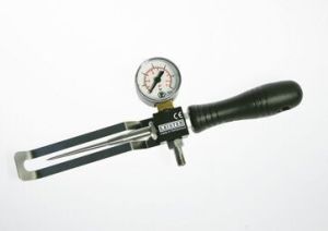 COMPRESSED AIR TESTING DEVICE WITH THICK TESTING NEEDLE